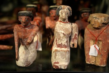 TURIN, İtalya - 14 Mayıs 2025 - Mısır müzesindeki küçük heykeller dünyanın en önemli ikinci Mısır koleksiyonu olarak kabul edilir..