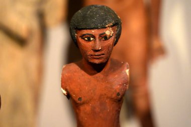 TURIN, İtalya - 14 Mayıs 2025 - Mısır müzesindeki küçük heykeller dünyanın en önemli ikinci Mısır koleksiyonu olarak kabul edilir..