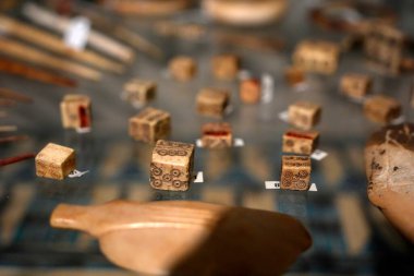 TURIN, İtalya - 14 Mayıs 2025 - Mısır Müzesi 'nde oynanan zarlar dünyanın en önemli ikinci Mısır Koleksiyonu olarak kabul edilir..