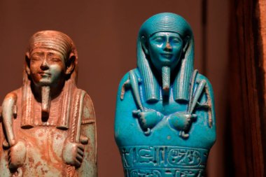 TURIN, İtalya - 14 Mayıs 2025 - Mısır müzesindeki küçük heykeller dünyanın en önemli ikinci Mısır koleksiyonu olarak kabul edilir..