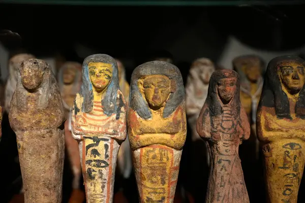 TURIN, İtalya - 14 Mayıs 2025 - Mısır müzesindeki küçük heykeller dünyanın en önemli ikinci Mısır koleksiyonu olarak kabul edilir..