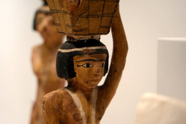 TURIN, İtalya - 14 Mayıs 2025 - Mısır müzesi dünyanın en önemli ikinci Mısır kolleksiyonu olarak kabul edilir. Ahşap heykel