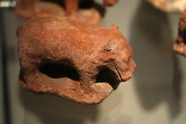 TURIN, İtalya - 14 Mayıs 2025 - Mısır müzesi dünyanın en önemli ikinci Mısır kolleksiyonu olarak kabul edilir. Hippo Hippopotamous heykeli