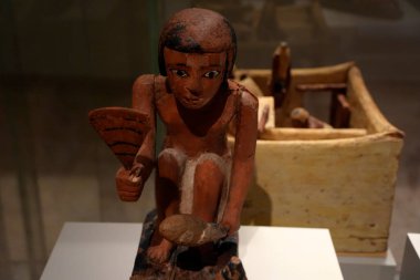 TURIN, İtalya - 14 Mayıs 2025 - Mısır müzesi dünyanın en önemli ikinci Mısır kolleksiyonu olarak kabul edilir. Ördek pişiren adam