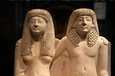 TURIN, İtalya - 14 Mayıs 2025 - Mısır müzesi dünyanın en önemli ikinci Mısır kolleksiyonu olarak kabul edilir. Pendua ve Nefertari heykeli