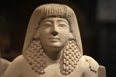 TURIN, İtalya - 14 Mayıs 2025 - Mısır müzesi dünyanın en önemli ikinci Mısır kolleksiyonu olarak kabul edilir. Pendua ve Nefertari heykeli