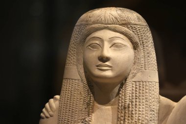 TURIN, İtalya - 14 Mayıs 2025 - Mısır müzesi dünyanın en önemli ikinci Mısır kolleksiyonu olarak kabul edilir. Pendua ve Nefertari heykeli