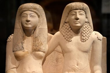 TURIN, İtalya - 14 Mayıs 2025 - Mısır müzesi dünyanın en önemli ikinci Mısır kolleksiyonu olarak kabul edilir. Pendua ve Nefertari heykeli