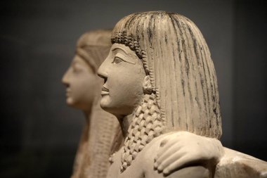 TURIN, İtalya - 14 Mayıs 2025 - Mısır müzesi dünyanın en önemli ikinci Mısır kolleksiyonu olarak kabul edilir. Pendua ve Nefertari heykeli