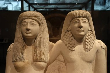 TURIN, İtalya - 14 Mayıs 2025 - Mısır müzesi dünyanın en önemli ikinci Mısır kolleksiyonu olarak kabul edilir. Pendua ve Nefertari heykeli