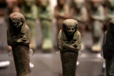 TURIN, İtalya - 14 Mayıs 2025 - Mısır müzesi dünyanın en önemli ikinci Mısır kolleksiyonu olarak kabul edilir. tatuette ayrıntısı