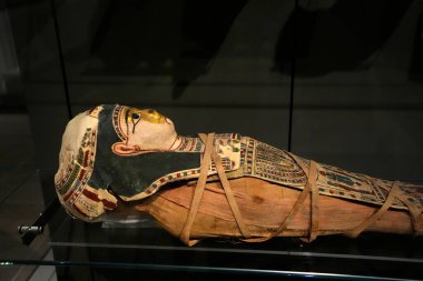 TURIN, İtalya - 14 Mayıs 2025 - Mısır müzesi dünyanın en önemli ikinci Mısır kolleksiyonu olarak kabul edilir. Bebek anne.
