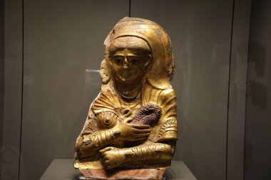 TURIN, İtalya - 14 Mayıs 2025 - Mısır müzesi dünyanın en önemli ikinci Mısır kolleksiyonu olarak kabul edilir. Dişi bir mumyanın maskesi