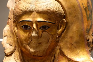 TURIN, İtalya - 14 Mayıs 2025 - Mısır müzesi dünyanın en önemli ikinci Mısır kolleksiyonu olarak kabul edilir. Dişi bir mumyanın maskesi