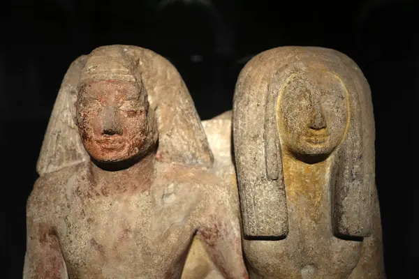 TURIN, İtalya - 14 Mayıs 2025 - Mısır müzesi dünyanın en önemli ikinci Mısır kolleksiyonu olarak kabul edilir. Nebnetjeru Scriba ve eşi Amenhotep