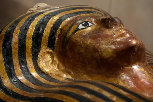 TURIN, İtalya - 14 Mayıs 2025 - Mısır müzesi dünyanın en önemli ikinci Mısır kolleksiyonu olarak kabul edilir. Lahit.