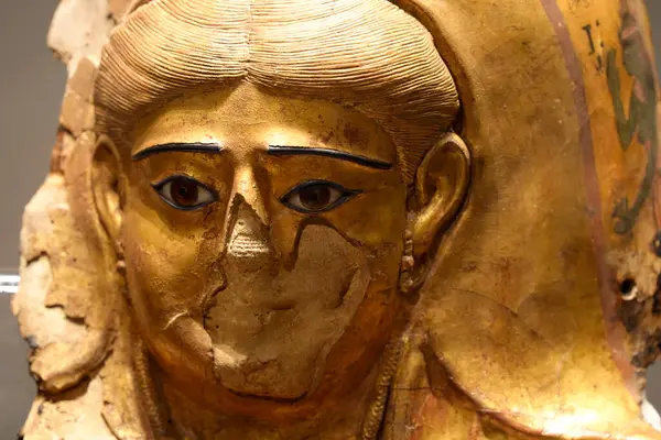 TURIN, İtalya - 14 Mayıs 2025 - Mısır müzesi dünyanın en önemli ikinci Mısır kolleksiyonu olarak kabul edilir. Dişi bir mumyanın maskesi