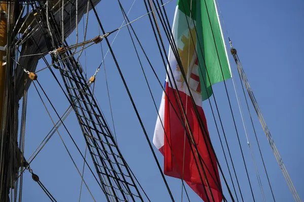 GENOA, İtalya - 11 Haziran 2025 - Denizde geçen yaklaşık iki yılın ardından, İtalyan Donanması 'nın eğitim gemisi Amerigo Vespucci 10 Haziran 2025' te Cenova 'ya döndü ve 5 kıtadaki 30' dan fazla ülkeye dokundu..