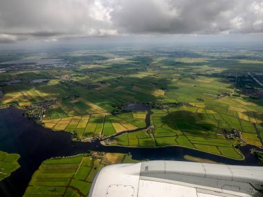 Kaaghuis Gölü Netherland Kagerplassen, Amsterdam Schipol Havaalanı 'na inmeden önce uçaktan Leida havalimanı yakınlarındaki panorama.