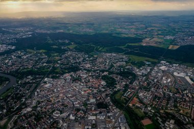 Frankfurt havaalanına inmeden önce gün batımından itibaren hava manzaralı Hanau Almanya şehri