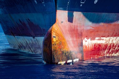 Büyük bir konteyner gemisi pruvası.