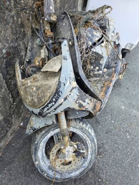 Paslı bir motosiklet. Su altından çıkarıldı.