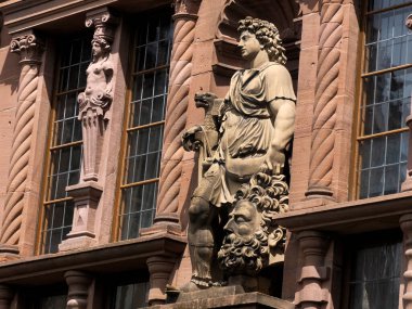 Almanya 'daki Antik Heidelberg Ortaçağ şatosunun heykel detayları