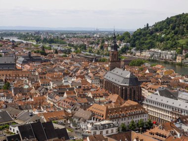 Almanya 'daki Antik Heidelberg Ortaçağ şatosundan bir hava kasabası manzarası