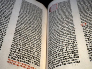 MAINZ, GERMANY - 25 Mayıs 2025 - Johannes Gutenber İncili yeni geçici müzede