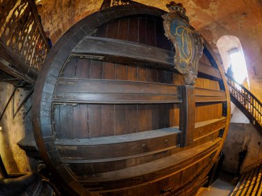 HEIDELBERG, ALMANY - 25 Mayıs 2025 - Ortaçağ kalesindeki en büyük şarap fıçısı