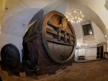 HEIDELBERG, ALMANY - 25 Mayıs 2025 - Ortaçağ kalesindeki en büyük şarap fıçısı