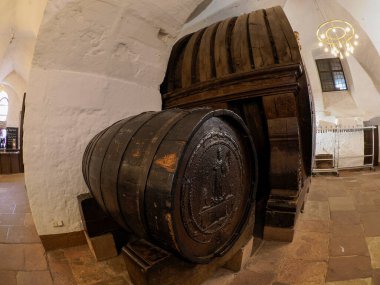 HEIDELBERG, ALMANY - 25 Mayıs 2025 - Ortaçağ kalesindeki en büyük şarap fıçısı