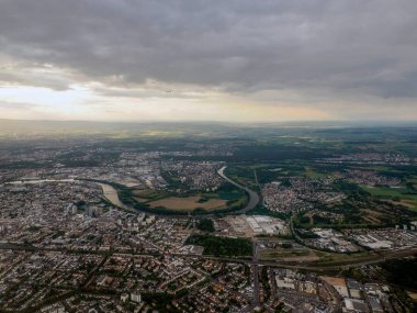 Frankfurt Almanya şehir hava görüntüsü gün batımında uçak penceresinden havaalanına inmeden önce
