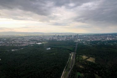 Frankfurt Almanya şehir hava görüntüsü gün batımında uçak penceresinden havaalanına inmeden önce
