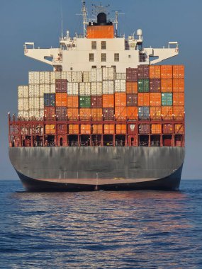 Hyge denizin ortasında büyük bir konteyner gemisi var.