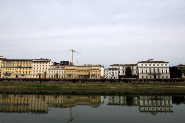 Florence Lungarno nehir binası Arno nehri manzarasından yansıyor