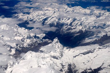 Alpler uçağın pencere panoramasından geliyor.