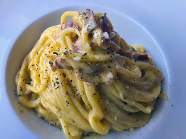 İtalyan usulü lezzetli bir Carbonara makarna tabağı.