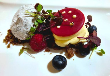 Beyaz bir mantar gibi bembeyaz.