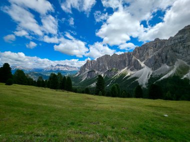 Değirmen Vadisi vadisi mulini Val Badia Dolomites dağları İtalya panorama manzarası
