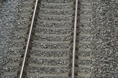 Demiryolu rayları ayrıntılı hava görüntüsü üstte