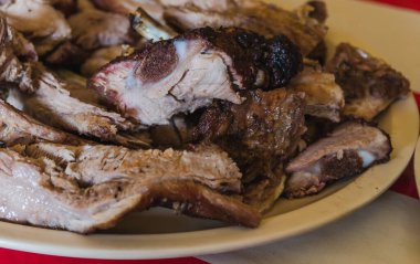 Izgara domuz pirzolası, salsa ve taco kabuğu ile servis edilir.