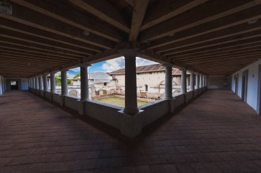 San Cristobal de las Casas, Chiapas Pueblo Magico 'daki Santo Domingo de Guzman tapınağının eski manastırı turuncuya boyanmış..