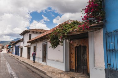 San Cristobal de las Casas, Chiapas 'ın Sihirli Kasabası' ndaki tipik sokaklar beyaz ve fayans renkleriyle boyanmıştır..