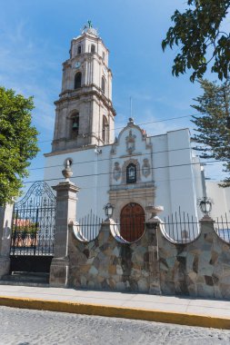 Indaparapeo, Michoacan 'ın ana kilisesi. Pembe taş ocağından yapılmış klasik bir stili var..