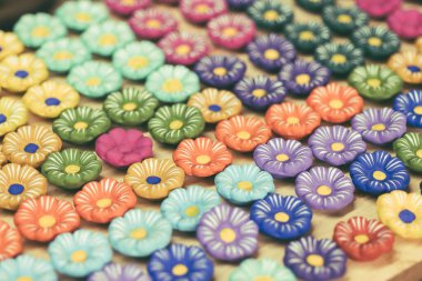 Çamur birçok renkten çiçek şeklinde el sanatları yapar. Evleri süsleyen tipik Meksika unsurları..