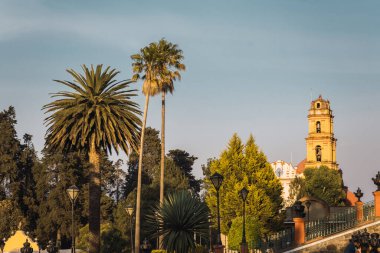 San Juan Bautista de Metepec Kilisesi, sarı duvarlı, belediyenin eski katedrali.