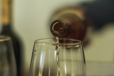 Garson tadım sırasında kristal bardaklarda şarap servisi yapıyor..