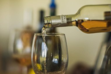 Garson tadım sırasında kristal bardaklarda şarap servisi yapıyor..