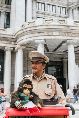 Mexico City 'deki Güzel Sanatlar Sarayı' nın önünde enstrüman çalıyor.